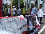 aksi-awak-mobil-tangki_20171013_131342.jpg