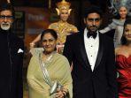 amitabh-bachchan-jaya-bachchan-abhishek-bachchan-dan-aishwarya-rai.jpg