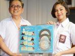 anesha-prescilla-saat-menerima-tiga-platinum-awards-di-kfc-cideng.jpg