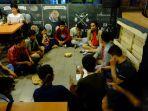 anggota-stand-up-indo-bogor-sedang-diskusi-jelang-open-mic-di-salah-satu-cafe-di-bogor.jpg
