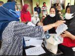 antusias-mengambil-hak-bantuan-sosial-tunai-bst-dari-kementerian-sosial-republik-indonesia.jpg