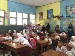 ara-orang-tua-murid-mengantarkan-anaknya-yang-baru-pertama-masuk-sekolah-dasar.jpg