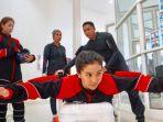artis-olivia-zalianty-mencoba-fasilitas-indoor-skydiving-vertical.jpg