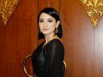artis-peran-ririn-ekawati-saat-diabadikan-di-indonesia-fashion-week-ifw.jpg