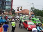 arus-lalu-lintas-bundaran-depan-mal-btm-padat_20151009_172453.jpg