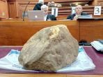 batu-seberat-37-kg-jadi-saksi-di-pengadilan_20181021_085250.jpg