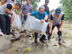 bibit-ikan-ditebar-di-sungai-ciliwung.jpg