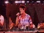 bruno-mars-nyanyi.jpg