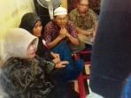 bupati-bogor-nurhayanti-kunjungi-rumah-duka-korabn-pemerkosaan_20160512_150120.jpg