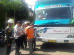 bus-diperiksa_20170509_115737.jpg