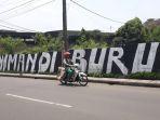 coretan-dinding-seniman-diburu-bansos.jpg