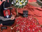 curhat-pilu-istri-depan-makam-okky-bisma.jpg