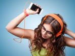 dengarkan-musik-pakai-headset_20170125_221354.jpg