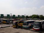 deretan-bus-di-terminal-pulo-gebang-cakung.jpg