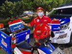 driver-motoris-antar-bbm-untuk-pemudik-yang-kehabisan-bensin-di-tengah-kemacetan-mudik.jpg