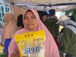 emak-emak-beli-beras.jpg