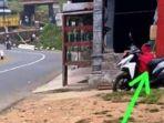 foto-terduga-pelaku-kasus-pembunuhan-tampak-duduk-di-atas-sepeda-motor.jpg