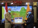 ganjar-pranowo-menerima-ka-bps-prov-jateng-dalam-rangka-menyerahkan-piagam-penghargaan.jpg