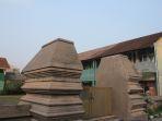 gapura-di-bumi-ageung-batu-tulis.jpg