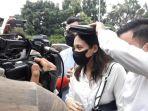 greta-irene-beserta-suami-dan-rekan-rekannya-saat-tiba-di-pn-jakarta-timur-selasa-21122021.jpg