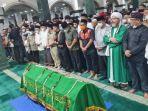 gubernur-dki-jakarta-anies-baswedan-ikut-salat-jenazah.jpg