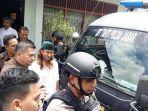 habib-bahar-bin-smith-dibawa-ke-kejaksaan-kabupaten-bogor-senin-422019.jpg