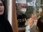 habib-usman-positif-covid-19-kartika-putri-nangis-lihat-anak-ngobrol-dibatasi-kaca.jpg