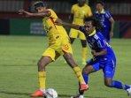 hariono-biru-berebut-bola-dengan-pemain-bhayangkara-fc-bruno-matos.jpg