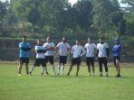 herwin-tri-saputra-berfoto-bersama-rekan-lainnya-di-tim-persikabo-1973.jpg