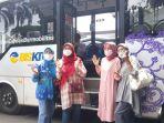 ibu-ibu-berpose-di-samping-biskita-trans-pakuan.jpg