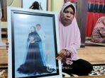 ibu-mertua-pandu-memegang-foto-serda-ede-pandu.jpg