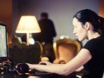 ilustrasi-wanita-main-game-online.jpg