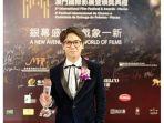 iqbaal-ramadhan-saat-raih-piala-penghargaan-film-internasional-di-macau.jpg