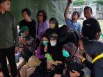 isak-tangis-pemakaman-4-anak-yang-tewas-di-Jagakarsa.jpg