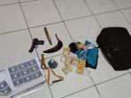 isi-tas-pelaku-penyerangan-polsek-wonokromo-dan-melukai-anggota.jpg