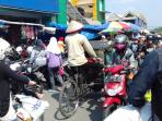 jalan-dewi-sartika-dipadati-lapak-pedagang-kaki-lima_20160513_113615.jpg