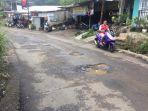 jalan-raya-curug-nangka-di-kampung-sinar-wangi.jpg
