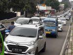 jalan-raya-puncak-bogor-padat-merayap-kamis-1132021.jpg