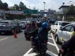 jalur-puncak-macet_20160708_124435.jpg