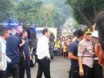jokowi-bagi-bingkisan.jpg