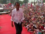 jokowi-basah-kuyup-bersama-warga-tegal.jpg