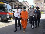 kadek-ardiasih-saat-dihadirkan-pada-pengungkapan-kasus-pencurian-di-banjar-sidembunut.jpg