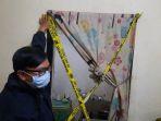 kamar-mandi-tempat-tewasnya-seorang-pemuda-berinisial-ay-dalam-kondisi-kaki-dan-tangan-terikat.jpg