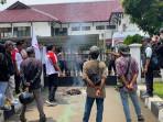 Sejumlah Orang Geruduk Kantor ATR/BPN Kabupaten Bogor, Lakukan Bakar Ban hingga Lempari Telur