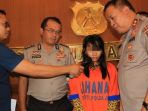 kapolda-jatim-irjen-pol-luki-hermawan-kanan-berbicara-dengan-uuf_20181003_231153.jpg