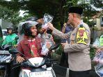 kapolresta-bogor-bagikan-takjil.jpg