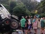 Alami Rem Blong, Truk Seruduk Minibus Hingga Tabrak Pembatas Jalan di Bogor, Pedagang Roti Luka-luka