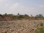 kekeringan-di-sungai-jonggol.jpg