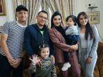 keluarga-anang-hermansyah-saat-akan-k-kanada.jpg