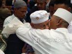 keluarga-sambut-kedatangan-jemaah-haji-asal-bogor-yang-pulang-dari-tanah-suci-jumat-692019.jpg